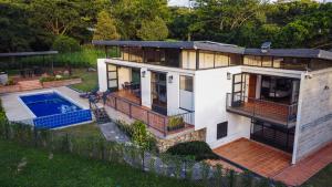 an aerial view of a house with a swimming pool at Casa Campestre, la Mesa, Vía San Joaquín in La Mesa