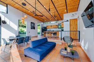 a living room with a blue couch and a table at Casa Campestre, la Mesa, Vía San Joaquín in La Mesa