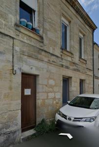 a white car parked in front of a building at Le Ptit Balu, Appartement en ville, proche de Bordeaux in Bègles