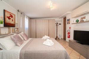 a bedroom with a large bed with towels on it at Hedoné apartment in Schisò