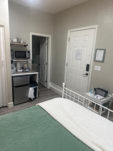 a small room with a bed and a kitchen at The Casita at Riverwalk in Bakersfield