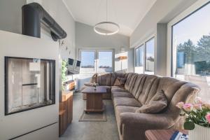 a living room with a couch and a table at Ferienwohnung Boddentraum in Zingst
