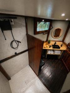 an overhead view of a room with a desk and a mirror at Santa Maria Atins in Atins