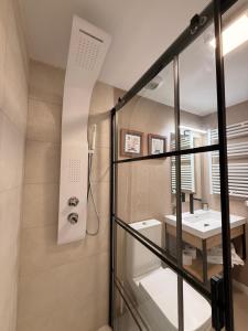 a bathroom with a sink and a mirror at Apartamento Blois Deluxe in Rivas-Vaciamadrid +46 photos
