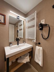 a bathroom with a sink and a mirror at Apartamento Blois Deluxe in Rivas-Vaciamadrid
