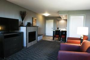 a living room with a couch and a television at Hampton Inn & Suites Temecula in Temecula