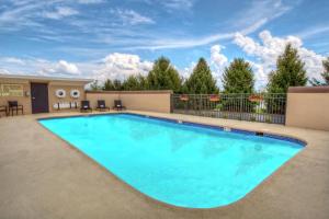 a pool at a hotel with chairs and a building at Hampton Inn Winchester KY in Winchester