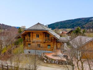 an overhead view of a log house at Janna in Mauterndorf