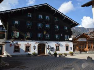 a large building in the middle of a street at Selmas in Zell am See