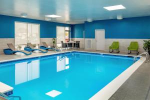 a pool with blue water in a hotel room at Hampton Inn Rehoboth Beach in Rehoboth Beach