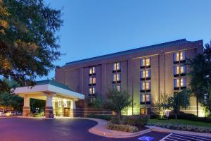 a building with a parking lot in front of it at Hampton Inn Richmond-West Innsbrook in Broad Meadows