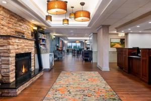 a lobby with a fireplace and a living room at Hampton Inn South Hill in South Hill +28 photos