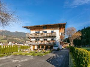 a building with a balcony on the side of a road at Bergzeit Hollersbach L in Hollersbach im Pinzgau