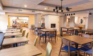 a dining room with tables and chairs in a restaurant at Hampton Inn Williamsport in Williamsport