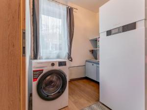a washing machine in a room with a window at Smaragdherz in Brandberg
