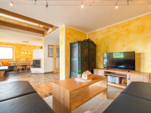 a living room with a couch and a tv at Sonnenwinkel I in Kolsassberg