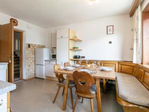 a kitchen with a wooden table and chairs in a room at Nachtschatt in Fügen