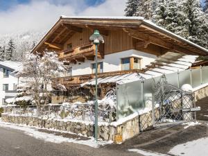 a house in the snow with a street light at Apartment Gartentraum in Itter