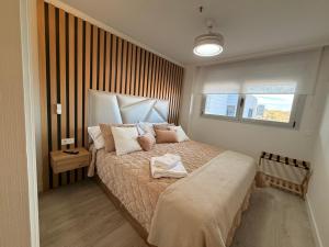 a bedroom with a bed and a window at Apartamento Blois Deluxe in Rivas-Vaciamadrid