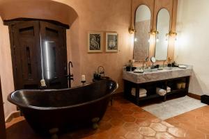 Koupelna v ubytování Barbara Boutique Hotel