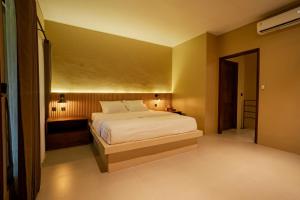 a bedroom with a large white bed in a room at Maheeka Villa, Sanur in Sanur +16 photos