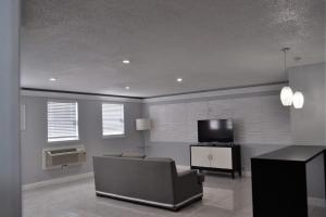 a living room with a couch and a tv at APM Inn & Suite in Jacksonville
