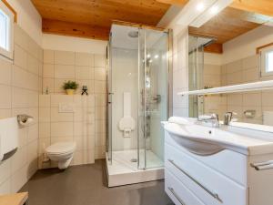 ein Badezimmer mit Dusche, Waschbecken und Toilette in der Unterkunft Die Bergliebe in Hohentauern + 27 Fotos