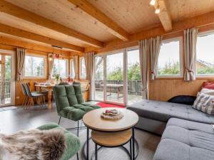 ein Wohnzimmer mit Sofa und Tisch in der Unterkunft Die Bergliebe in Hohentauern