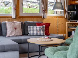 ein Wohnzimmer mit Sofa und Tisch in der Unterkunft Die Bergliebe in Hohentauern
