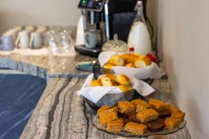 two baskets of fruit and biscuits on a counter at Casa Ananda Hotel Boutique in Canoa Quebrada