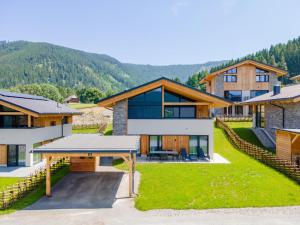 a house in the mountains with a view at Grebenzen Lodge Edelblick in Sankt Lambrecht