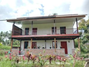 a house in the middle of a field at Benang Kelambu Cottage in Praya