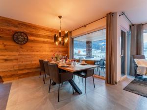 a dining room with a wooden wall and a table and chairs at Mountain Chalet Aquarius 5A in Sankt Lorenzen ob Murau