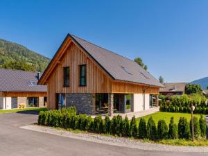 a wooden house with a gambrel roof at Bergzicht in Sankt Lorenzen ob Murau