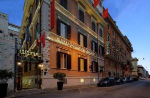 un edificio de hotel en una calle de la ciudad con coches aparcados fuera en Hotel Principessa Isabella, en Roma
