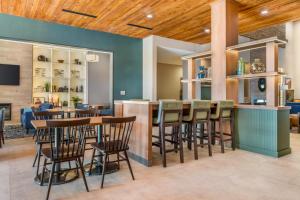 a restaurant with a bar with chairs and tables at Country Inn & Suites by Radisson, Amarillo Central in Amarillo