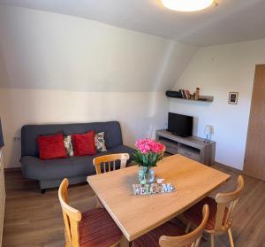 a living room with a table and a couch at Wohnung mit Balkon im Schwarzwald in Seebach