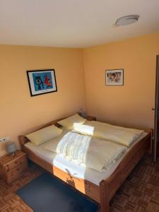 a bedroom with a large bed in a room at Wohnung mit Balkon im Schwarzwald in Seebach
