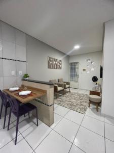 a room with a table and chairs and a waiting room at Apto do xavier III in Petrolina +16 photos