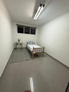 a room with a bed and a table in it at Hostel em SJC perto da rodoviária, centro,Embraer e cta in São José dos Campos