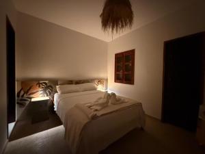 a bedroom with a bed with a towel on it at Estrela de Mundaú in Trairi