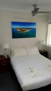 1 dormitorio con 1 cama y vistas a una isla en John Oxley Motel, en Port Macquarie