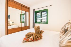 a towel sitting on top of a bed in a bedroom at Casa Bodega Coco in Puerto del Carmen