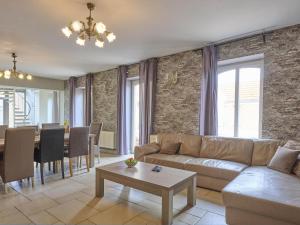 a living room with a couch and a table at Quanto A in Geetbets