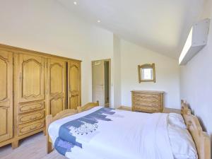 a bedroom with a large bed and a dresser at Quanto B in Geetbets