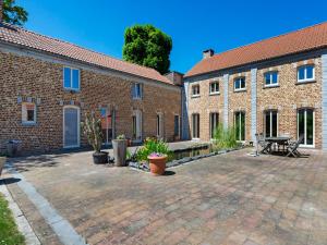 a courtyard of a brick building with a patio at Quanto A B in Geetbets
