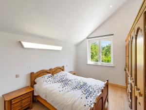 a bedroom with a bed and a window at Quanto A B in Geetbets