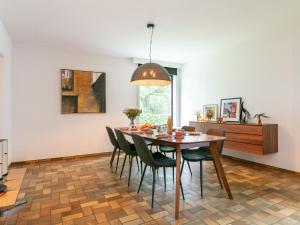 a dining room with a table and chairs at Maison Clement in Maasmechelen