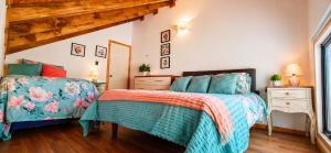 a bedroom with two beds and a window at Casa Rosa in Coñaripe
