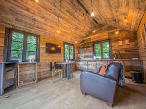 a living room with a leather couch in a cabin at Be Chalet in Ferrières